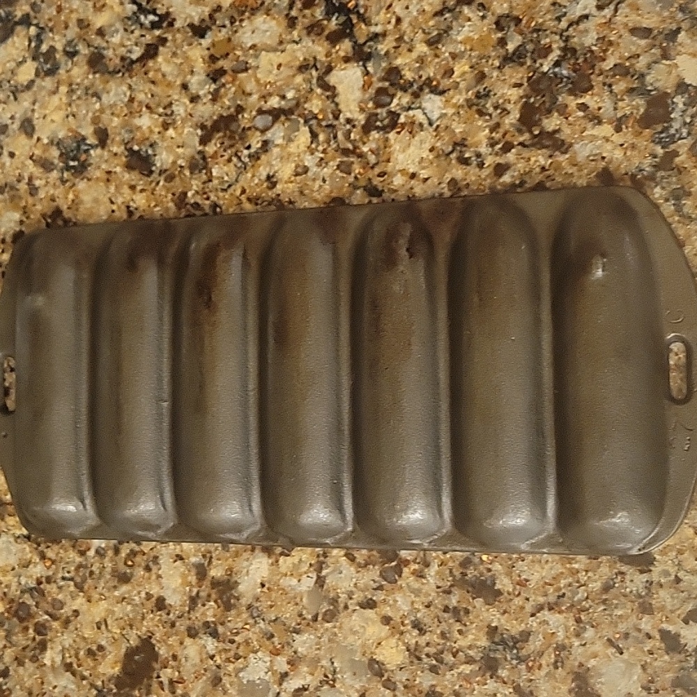 Vintage Cornbread Cast Iron Pan - Picture 2 of 2